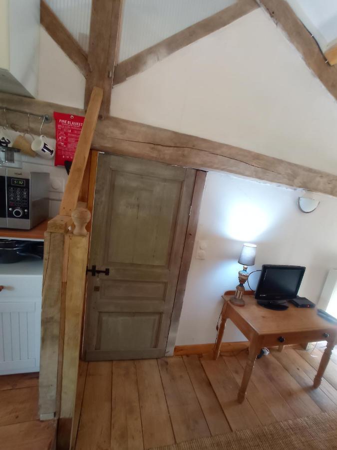 Ecurie Le Buguet Apartman Saint-Antoine-Cumond Kültér fotó